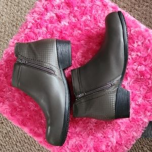 Women's safety toe boots
